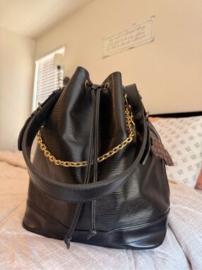 Louis Vuitton Black Leather Drawstring Shoulder Bag with Gold Chain